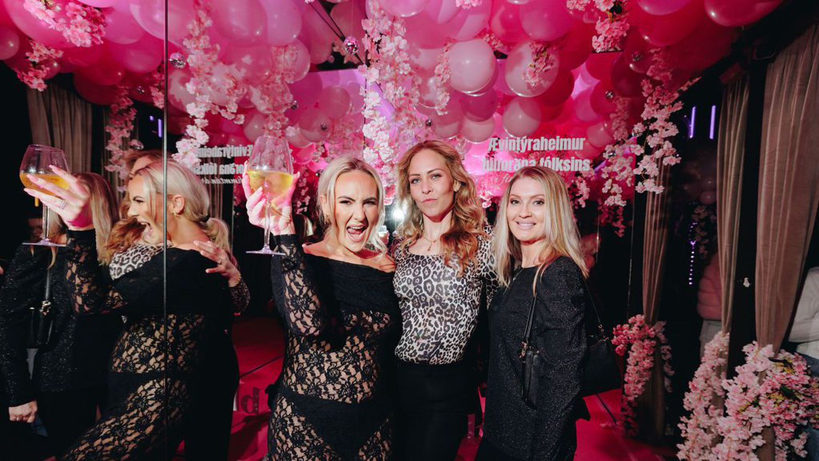 Sleikbás, smokkar og sjóð­heitar skvísur