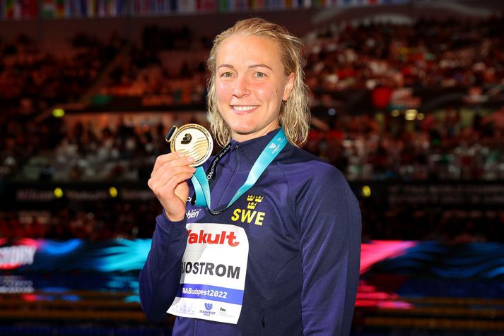 Sarah Sjöström með gullverðlaunapening sem hún vann í 50 metra skriðsundi á HM í Búdapest.