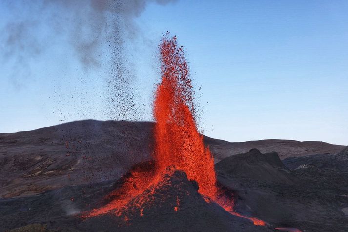 Einar segir að sérfræðingar ætli að funda um stöðuna klukkan níu og þá verði væntanlega lagt mat á hvort stækka þurfi hættusvæðið í grennd við gosstöðvarnar í takt við þessa nýju hegðun gossins.