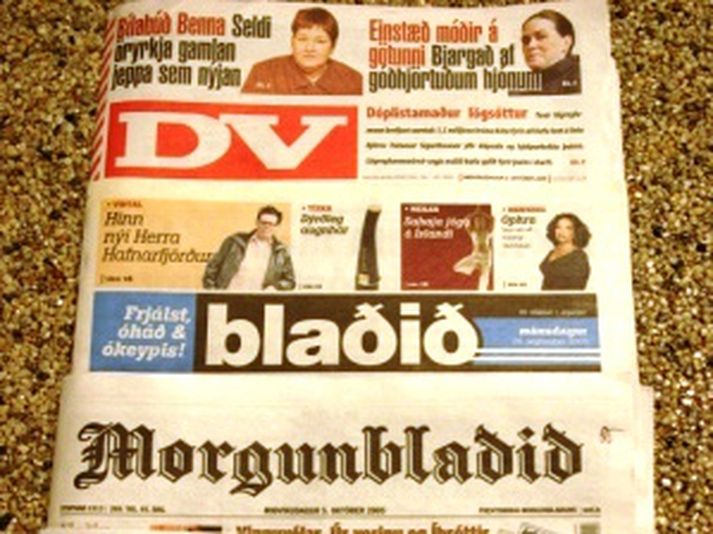DV og samkeppnisaðili þeirra, Morgunblaðið. Þess má geta að Blaðið, síðar 24 Stundir, voru lagðar niður vegna erfiðs reksturs.