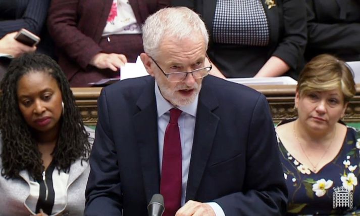 Corbyn hefur fram að þessu staðið fast á því að Bretland verði að yfirgefa ESB í lok mars þrátt fyrir óróa innan eigin flokks.