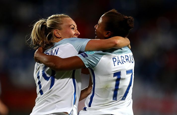 Toni Duggan og Nikita Parris skoruðu mörk Englands í sigrinum á Portúgal.