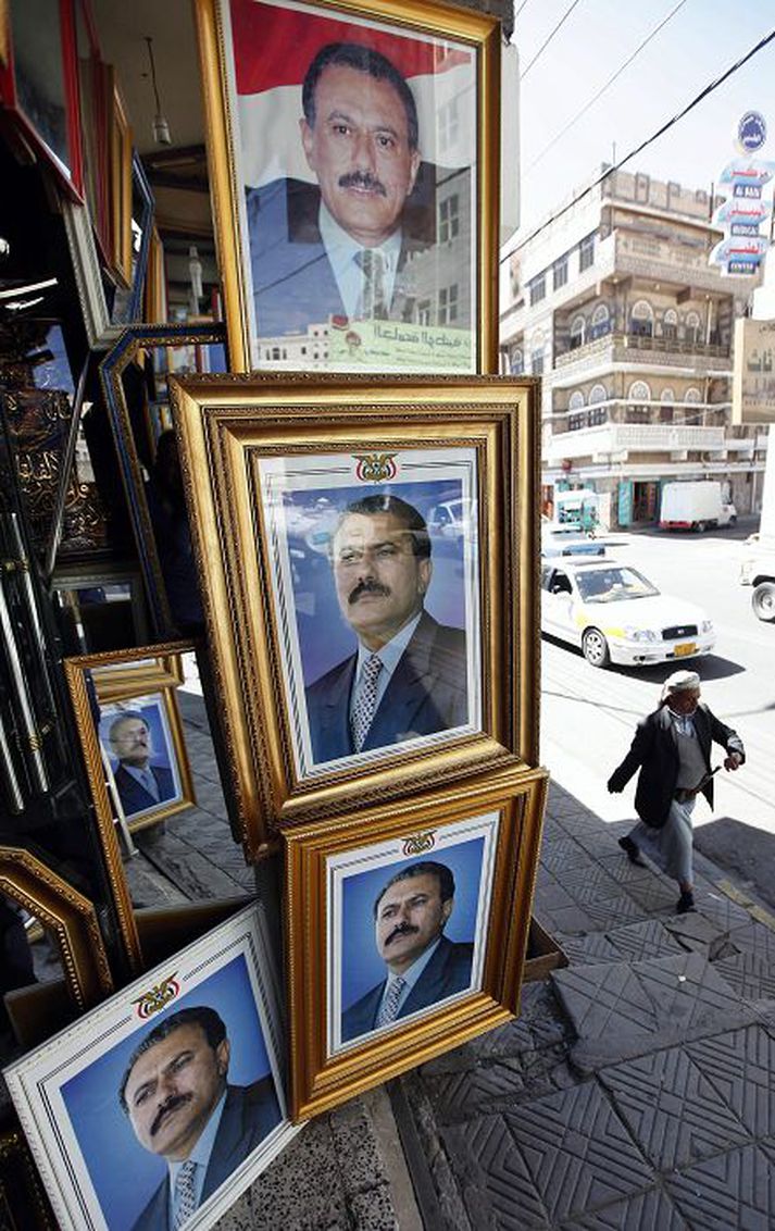 Saleh forseti situr enn sem fastast í Jemen og nú hefur fulltrúi Persaflóaríkja gefist upp á að reyna að miðla málum. Fréttablaðið/AP