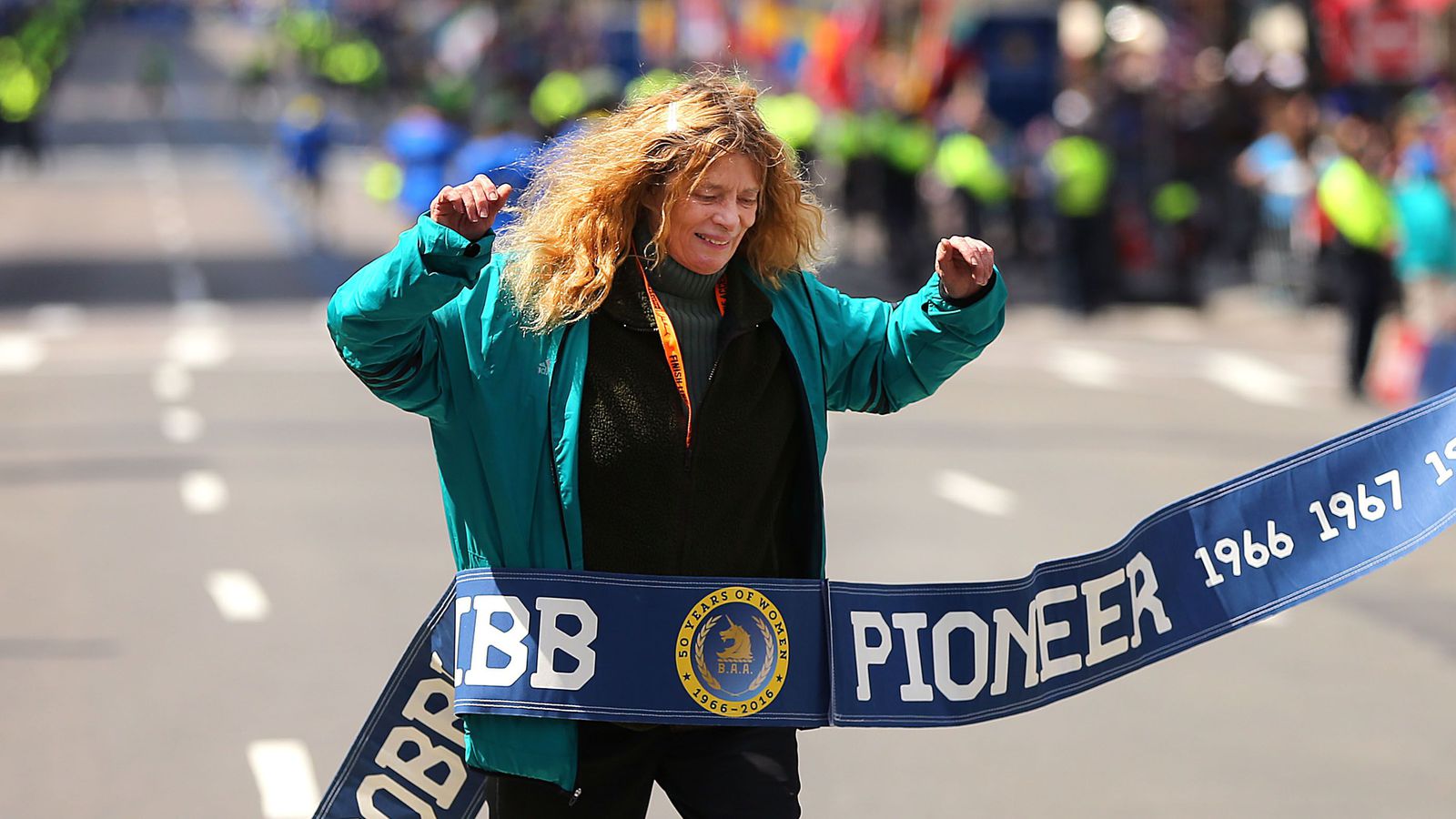 Fyrsta konan fékk styttu sem hún gerði sjálf