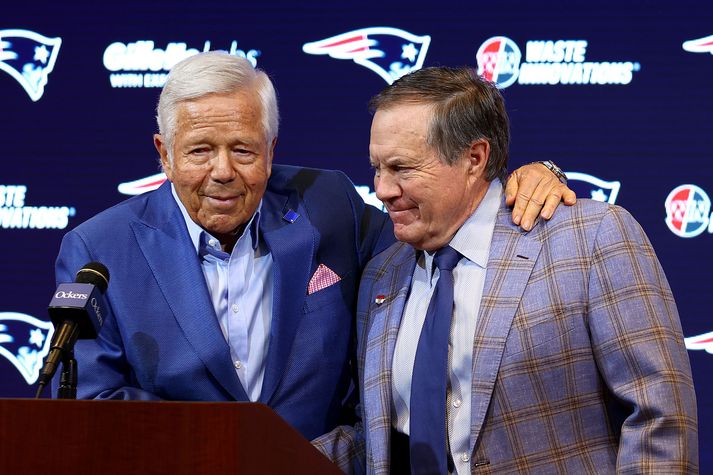 Robert Kraft, eigandi New England Patriots, þakkar Bill Belichick fyrir á kveðjublaðamannafundi þjálfarans.