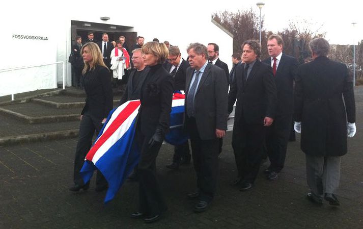 Kista Óla Tynes borin úr Fossvogskirkju í dag.
