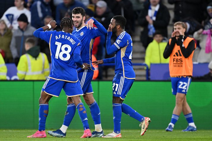 Issahaku Fatawu fagnar með liðsfélögum sínum eftir að hafa komið Leicester í forystu.