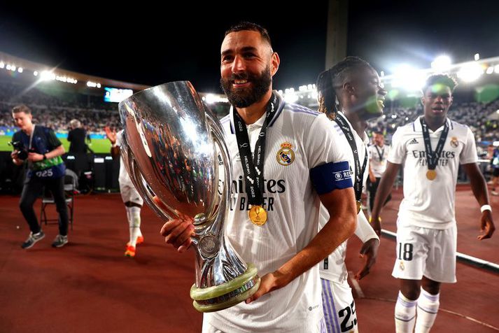 Karim Benzema með Ofurbikar Evrópu eftir sigur Real Madrid í gær.