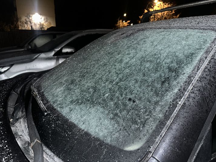 „Hvar er nú skafan mín?“ hugsuðu eflaust margir með sér í morgun þegar þeir sáu að þeir þyrftu aðeins að hafa fyrir því að komast af stað í vinnuna í morgun. Aðrir voru löngu búnir að finna hana til enda var næturfrost fyrr í mánuðinum.
