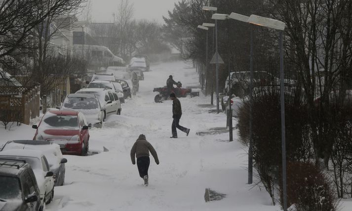 Snjór var á götum borgarbúa í morgun.