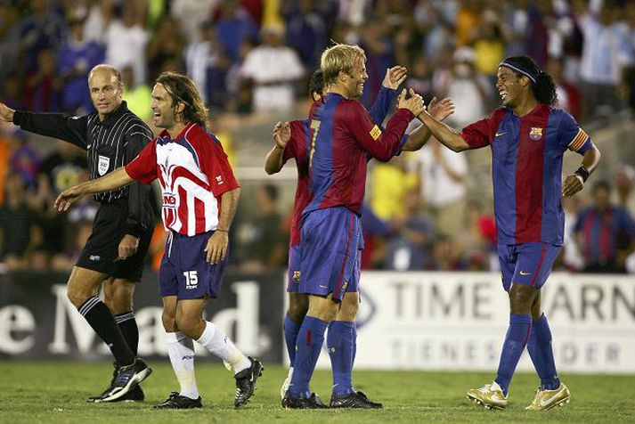 markinu fagnað  Eiður Smári fagnar marki sínu með besta knattspyurnumanni heims, Ronaldinho.