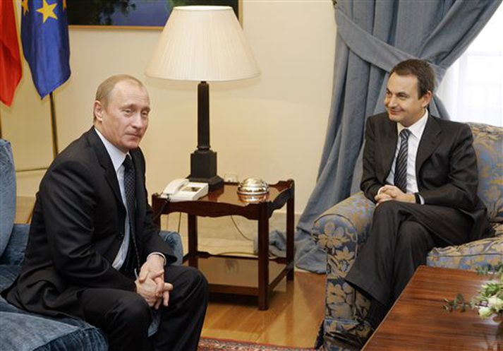 f.v. Vladimír Pútín, Rússlandsforseti, og Jose Luis Rodriguez Zapatero, forsætisráðherra Spánar, ræðast við á fundi sínum í Madríd í gær.
