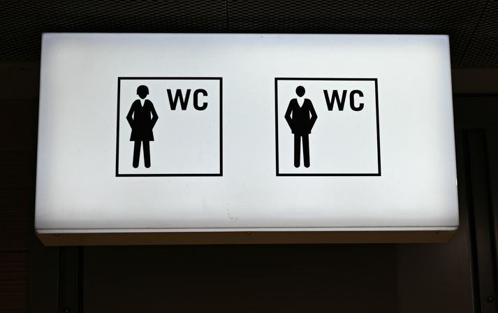 Þar sem hefðbundin kynjamerking er til staðar, skal fylgja kynhlutlaust salerni. Þetta kemur fram í 19. gr. reglugerðar um hollustuhætti.