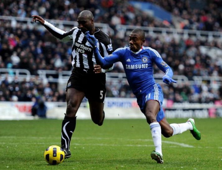 Sol Campbell í baráttunni við Salomon Kalou.