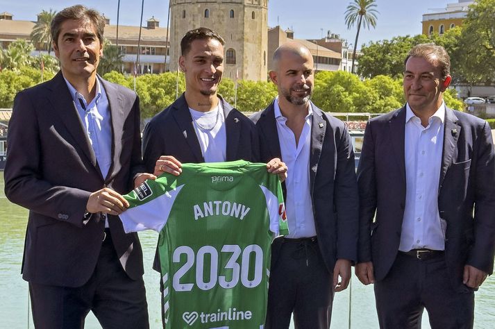 Antony með Real Betis treyjuna þegar hann var kynntur sem nýr leikmaður félagsins. Hann gerði samning til ársins 2030.