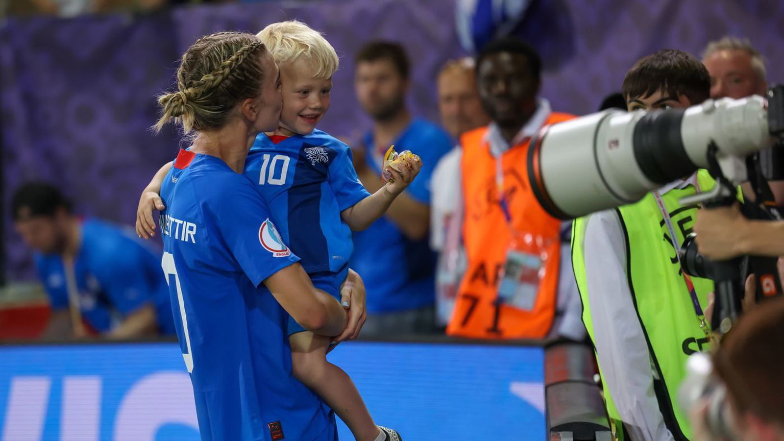 Biðlar til lýsenda sonar síns vegna