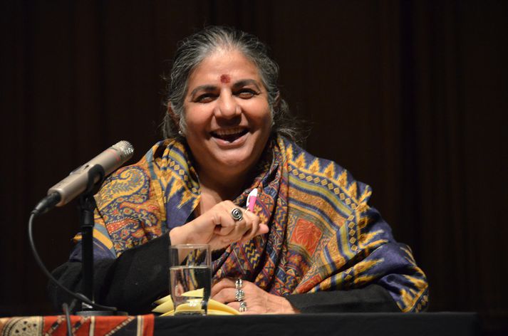 Vandana Shiva var hýr á brá á fyrirlestrinum.