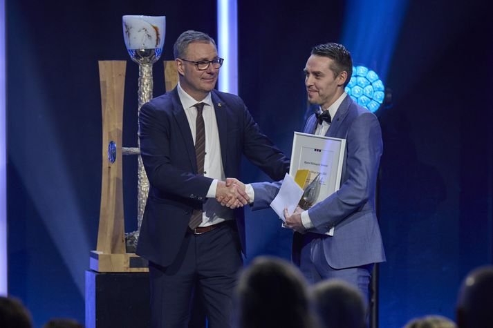 Willum Þór Þórsson, forseti ÍSÍ, óskar hér Bjarna Malmquist Jónssyni til hamingju með verðlaunin.