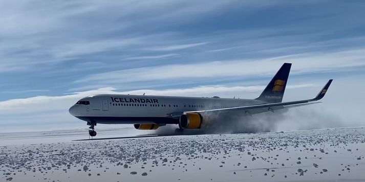 Vél Icelandair lendir á Troll-flugvellinum á Suðurskautslandinu.