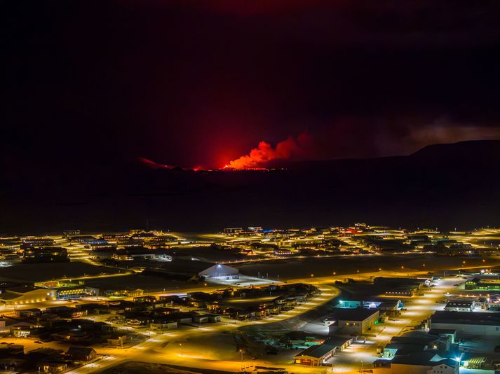 Bjarminn frá eldgosinu sést vel frá Grindavík en þar má enginn vera nema lögreglumenn.