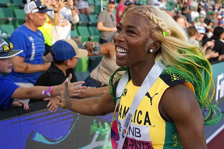 Shelly-Ann Fraser-Pryce var í skýjunum eftir magnaðan sigur sinn í 100 metra hlaupi á HM í nótt.