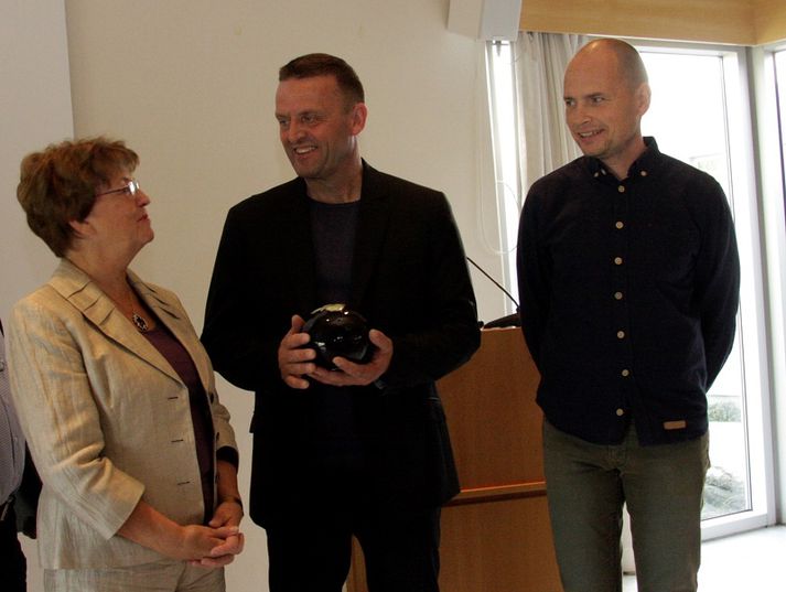 Sigrún Magnúsdóttir ræðir við verðlaunahafa.