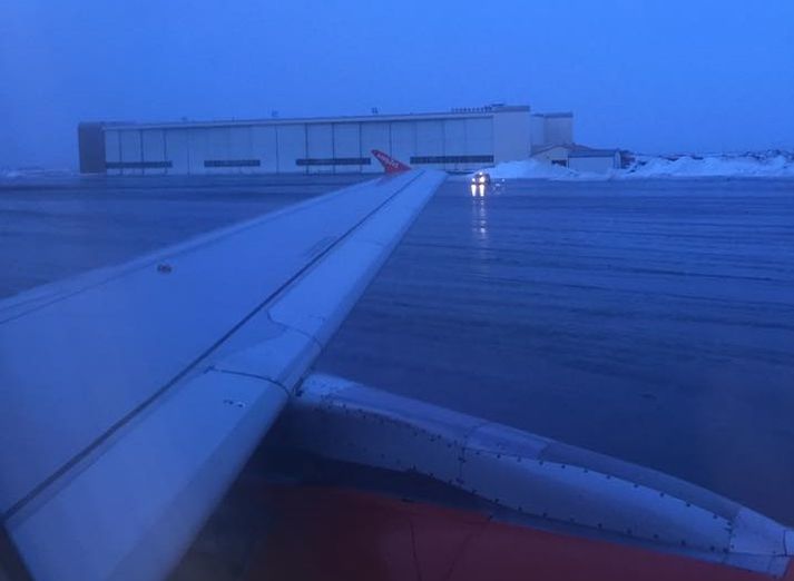 Vél EasyJet bíður á flugbrautinni.