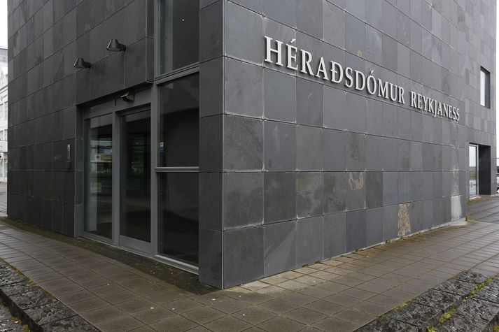 Stúlkan var tíu ára þegar maðurinn braut á henni.