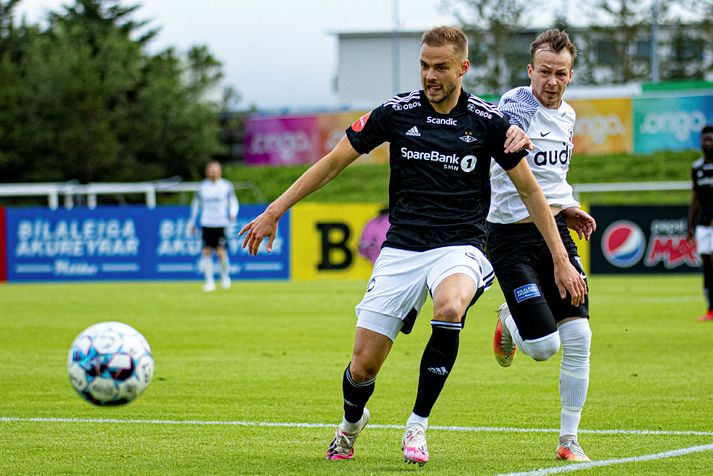 Hólmar Örn í baráttu við Steven Lennon þegar að Rosenborg og FH mættust fyrr í sumar.