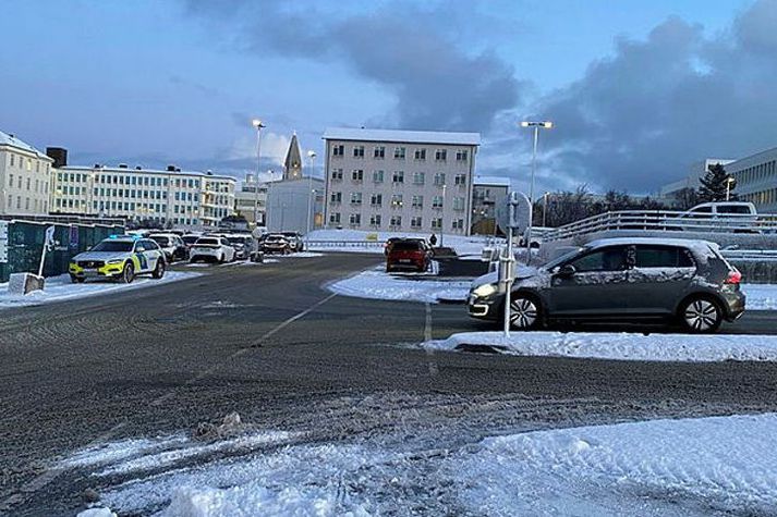 Slysið varð á gatnamótum Hrafnsgötu og Burknagötu í Reykjavík, neðan við Landspítalann á Hringbraut.