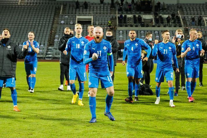 Aron Einar Gunnarsson, landsliðsfyrirliði, fer fyrir fögnuði strákanna eftir sigurinn á Rúmeníu.