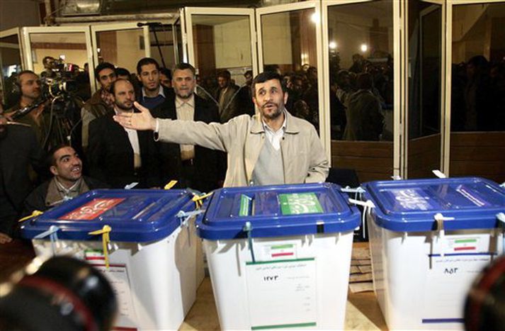 Mahmoud Ahmadinejad, forseti Írans, greiddi atkvæði í Teheran í morgun.