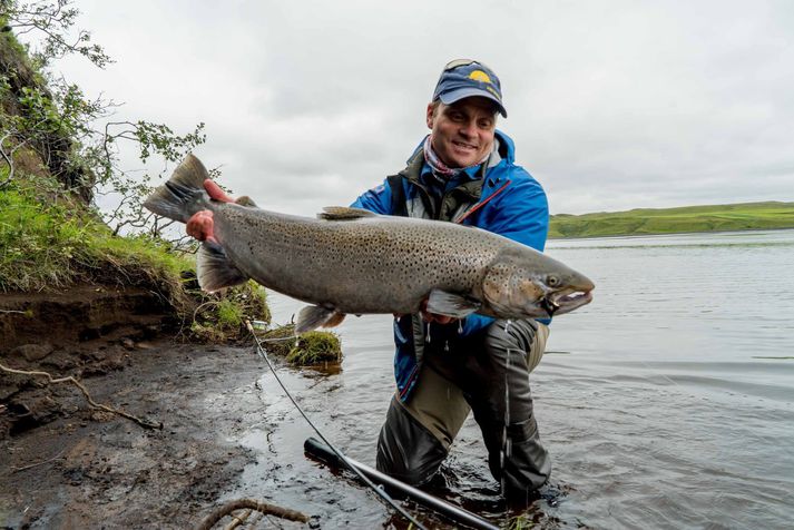 Kristján hjá Fishpartner með vænann sjóbirting úr Tungufljóti nýlega