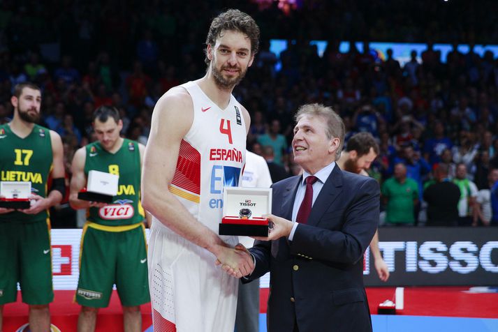 Pau Gasol tekur við verðlaununum sem besti leikmaður mótsins.