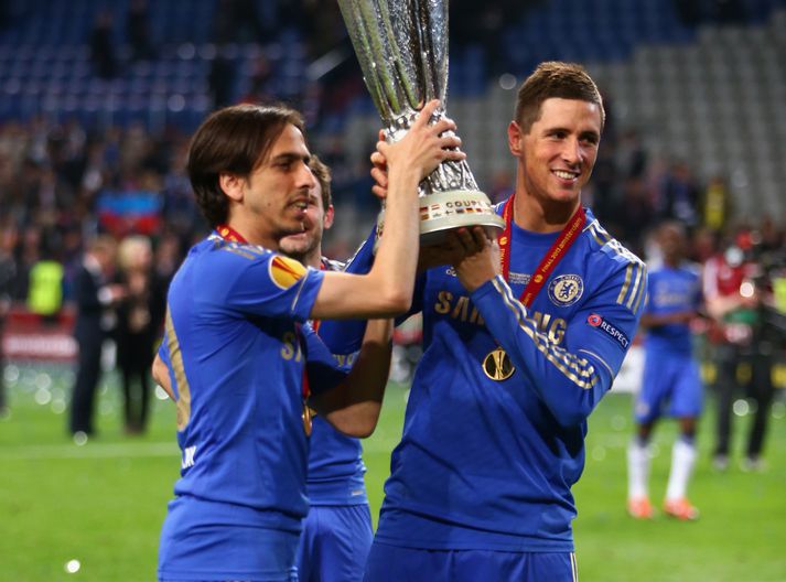 Benayoun fagnar sigrinum í Evrópudeildinni með Fernando Torres.