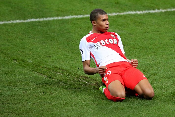 Kylian Mbappé fagnar marki fyrir Monaco.