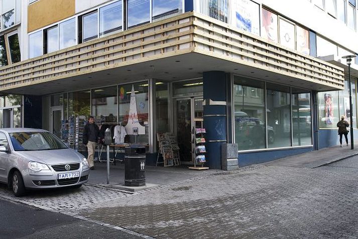 Skýrsla rannsóknarnefndar Alþingis verður gerð opinber á vefslóðinni rannsoknarnefnd.is á mánudagsmorgun. Bókabúðír eru við öllu búnar, sumar eru með biðlista en aðrar ætla að gefa fólki tækifæri til að tjá sig. Arndís Björg Sigurgeirsdóttir hjá Iðu er þó efins um að fólk muni flykkjast í bókabúðir til að kaupa doðrantinn.
