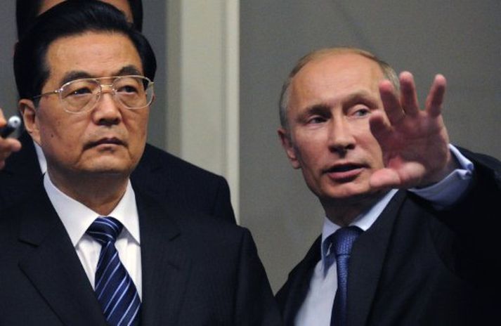Vladimir Pútín sýnir Hu Jintao, forseta Kína, stjórnstöðvar Gazprom.