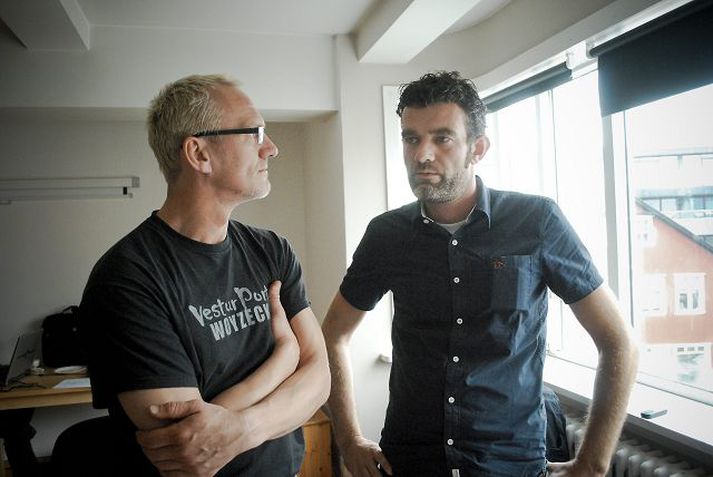 Ólafur Jóhannesson er í góðum félagsskap í kvikmyndinni Laxdæla Lárusar Skjaldarsonar. Stefán Karl leikur aðalpersónuna Lárus sem lýgur sig inn í samfélagið á Búðardal á þeim forsendum að hann geti komið sláturhúsi staðarins aftur af stað. Ingvar E. Sigurðsson leikur hins vegar útgerðarkóng sem er ástfanginn af Jónatan en hann er leikinn af Gunnari Hanssyni.