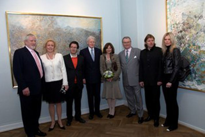 Forsetahjónin eru hér ásamt Hinriki Danaprins, Ólafi Elíassyni og helstu forsvarsmönnum Baugs Group.