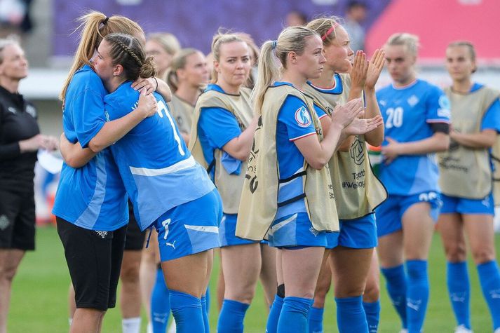Karólína Lea Vilhjálmsdóttir faðmar Glódísi Perlu Viggósdóttur í svekkelsinu eftir leikinn.