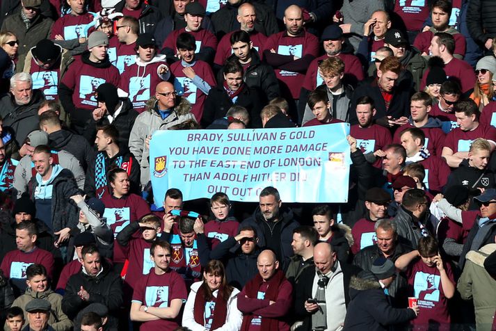 Stuðningsmenn í bolum til minningar Bobby Moore féllu í skuggann af skiltinu