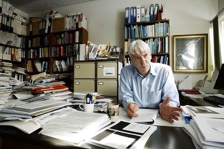 Ragnar Árnason, sem er prófessor í hagfræði við viðskipta- og hagfræðideild Háskóla Íslands, skrifaði grein í byrjun árs 2006 þar sem hann gagnrýndi peningastefnu Seðlabanka Íslands og kvað í henni fólginn kostnað vegna margvíslegrar brenglunar efnahagsstærða. Hann segir brýnt, að minnsta kosti tímabundið, að hverfa frá verðbólgumarkmiði og tryggja fjámálastöðugleika. Markaðurinn/Anton