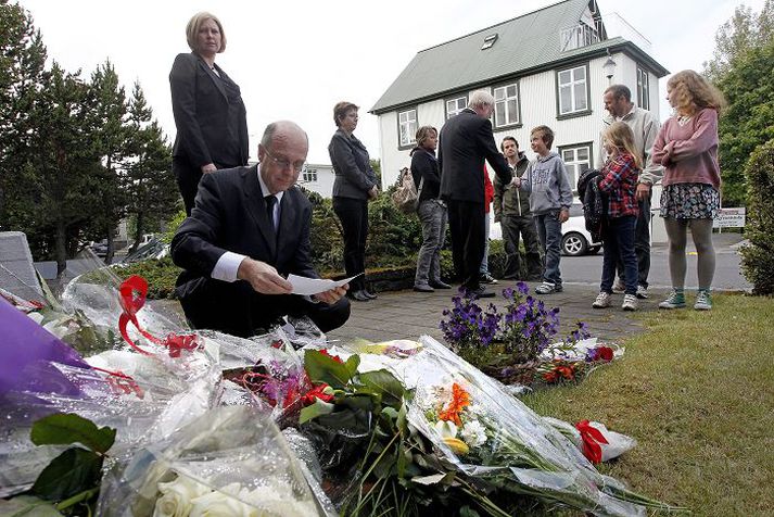 Sendiherra Noregs á Íslandi og starfsfólk hans tók þátt í minningarathöfn við sendiráð Noregs síns á Fjólugötu í Reykjavík.
