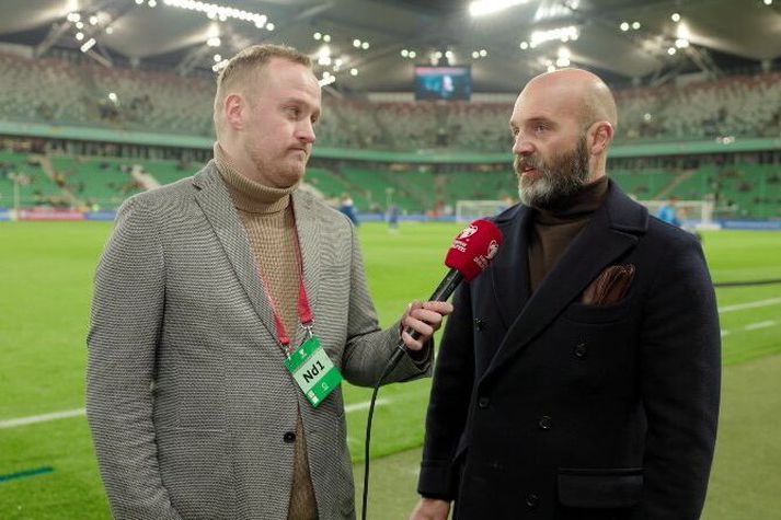 Arnar ræddi liðsvalið á vellinum í Varsjá.
