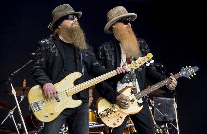 Dusty Hill er vinstra megin við hlið Billy Gibbons. Útilit tríósins hefur um árabil verið mjög einkennandi.