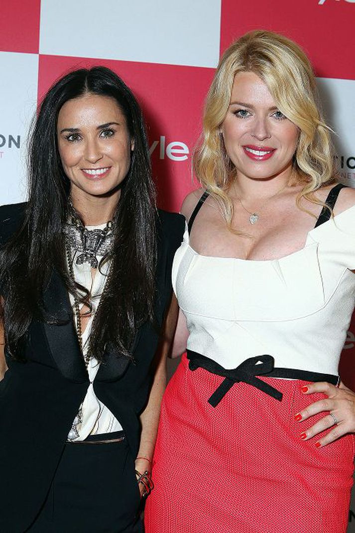 Demi Moore kom fram í fyrsta sinn síðan í janúar en hún hefur verið í meðferð undanfarna mánuði. Hér er hún ásamt vinkonu sinni Amöndu de Cadenet.