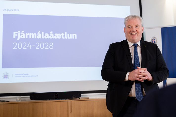 Sigurður Ingi Jóhannsson, innviðaráðherra, kynnir fjármálaætlun fyrir árin 2024 til 2028 þann 29. mars síðastliðinn. Samband íslenskra sveitarfélaga segir rammasamning um húsnæðisuppbyggingu verulega vanfjármagnaðan í fjármálaáætlun ríkisstjórnarinnar.