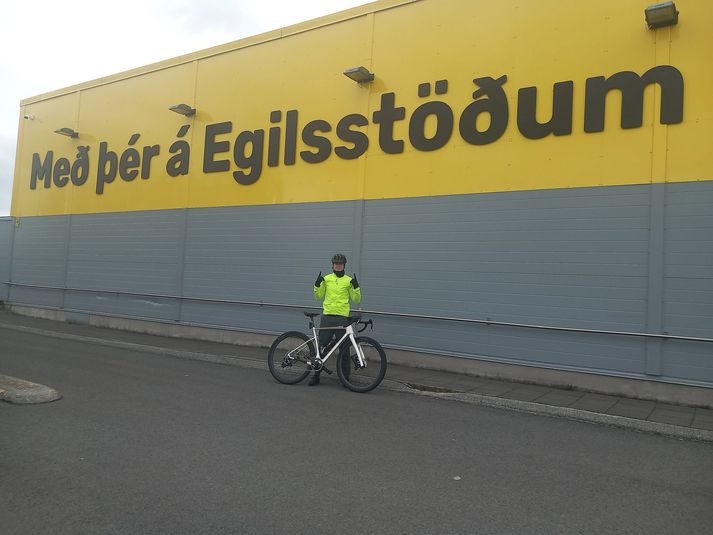 Einar hefur tekið myndir við Bónus-verslanir því þau styrktu hann á ferðalaginu. 