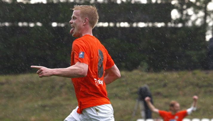 Baldur Sigurðsson fagnar hér öðru marka sinna í Krikanum í gær.